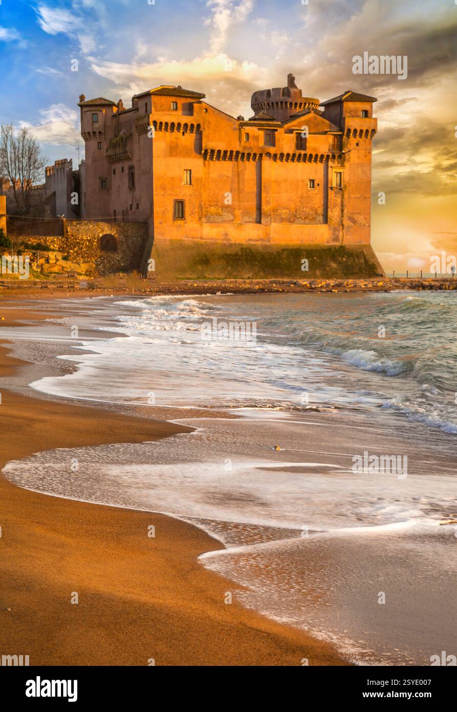 Grands châteaux médiévaux de l'Italie - Beautifil Castello Santa Severa sur la plage au coucher du soleil. Région du Latium. paysage dramatique de plage de mer Banque D'Images