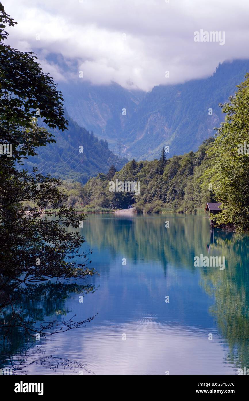 Lac Klammsee, Kaprun, Autriche. Eau turquoise, feuillage luxuriant, montagnes majestueuses. Banque D'Images