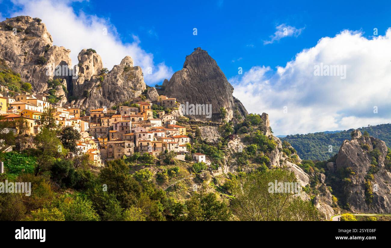 Village traditionnel coloré Castelmezzano, entouré de montagnes rocheuses dans la région de Basilicate sud de l'Italie Banque D'Images