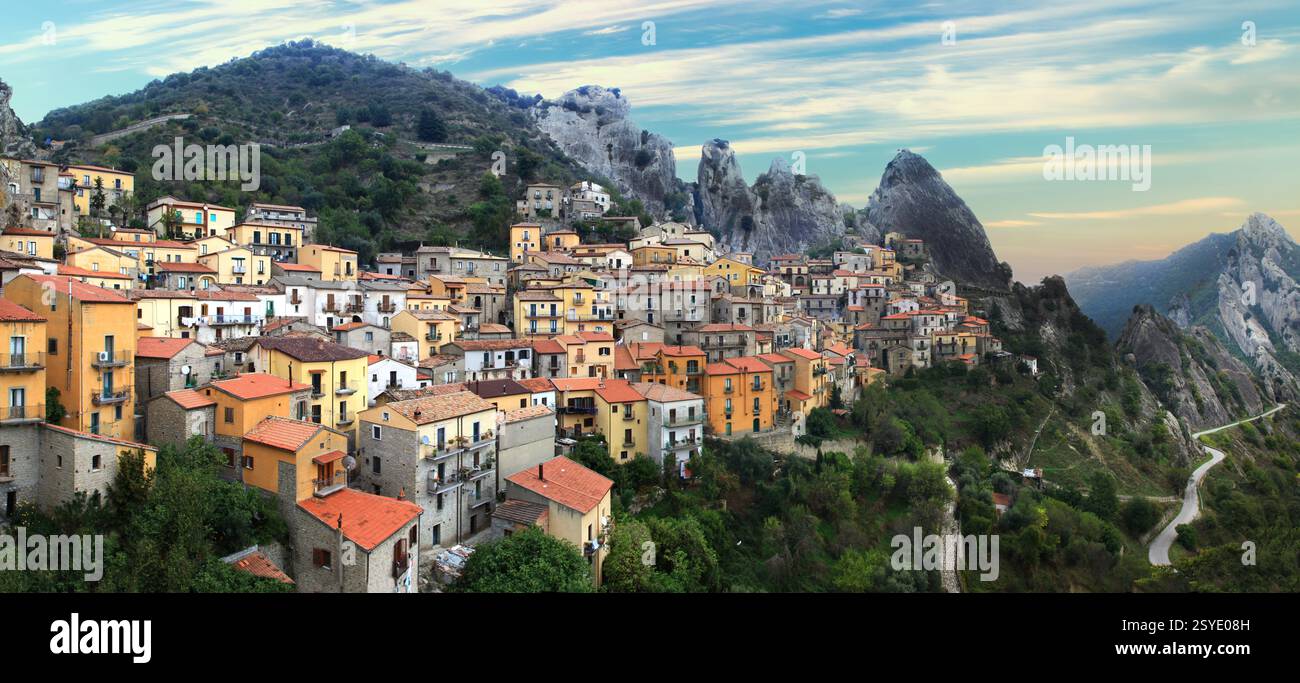Village traditionnel coloré Castelmezzano, entouré de montagnes rocheuses dans la région de Basilicate sud de l'Italie Banque D'Images