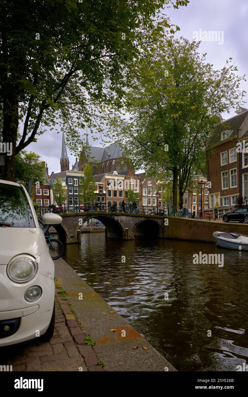 Amsterdam, pays-Bas – 16 septembre 2024 Amsterdam canal parking. Parking près du bord d'un canal à Amsterdam, pays-Bas. Banque D'Images