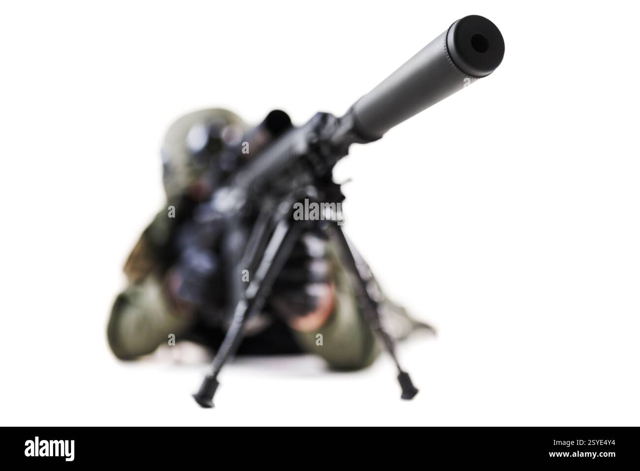 Un tireur concentré visant à travers un fusil de sniper à portée de champ tout en portant un équipement tactique complet, capturant l'essence de la précision et de la disponibilité. Banque D'Images