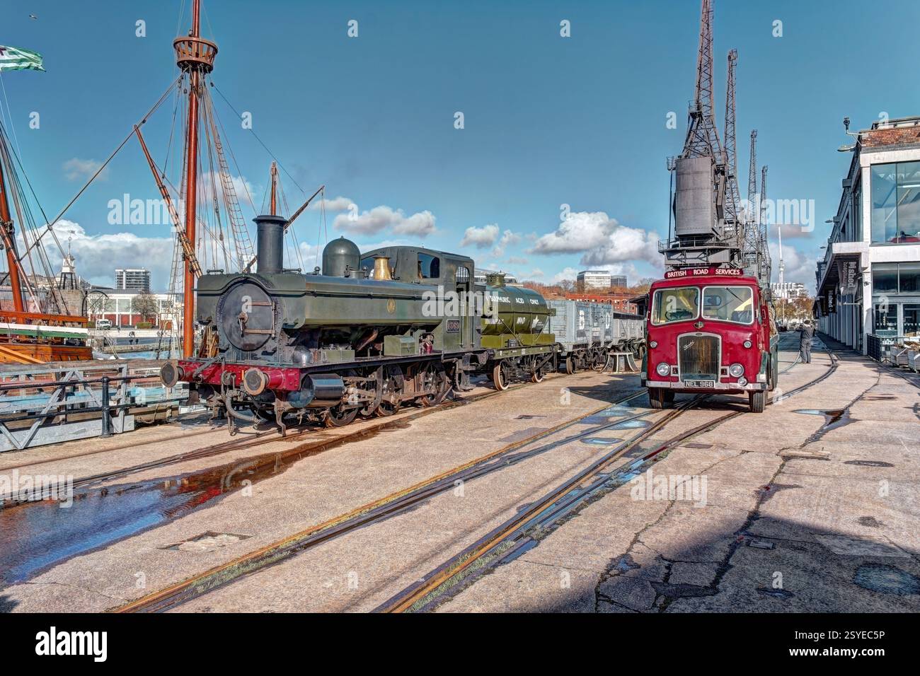 1369 train à vapeur et bus rouge Bristol Harborside Railway Banque D'Images