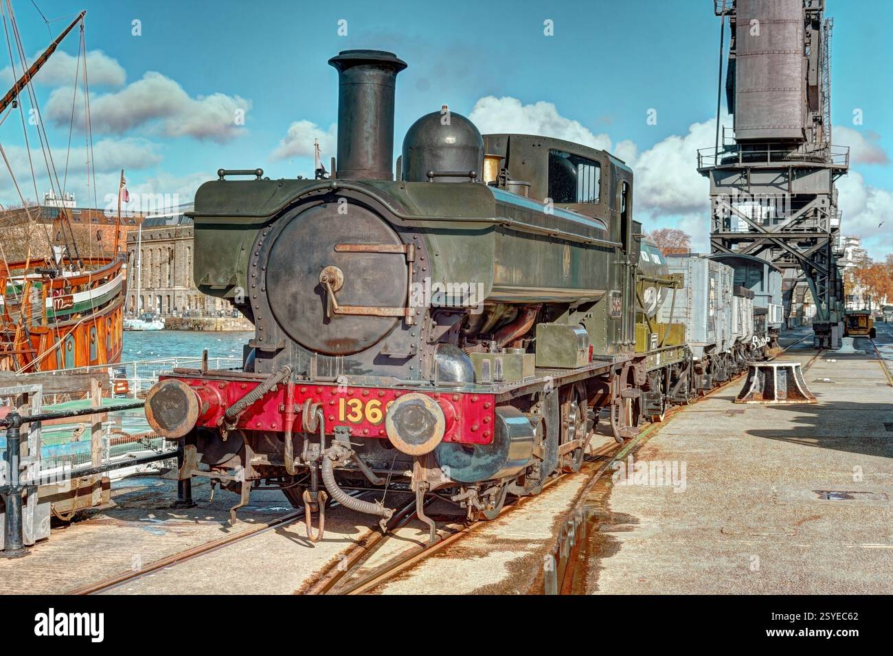 1369 train à vapeur et bus rouge Bristol Harborside Railway Banque D'Images