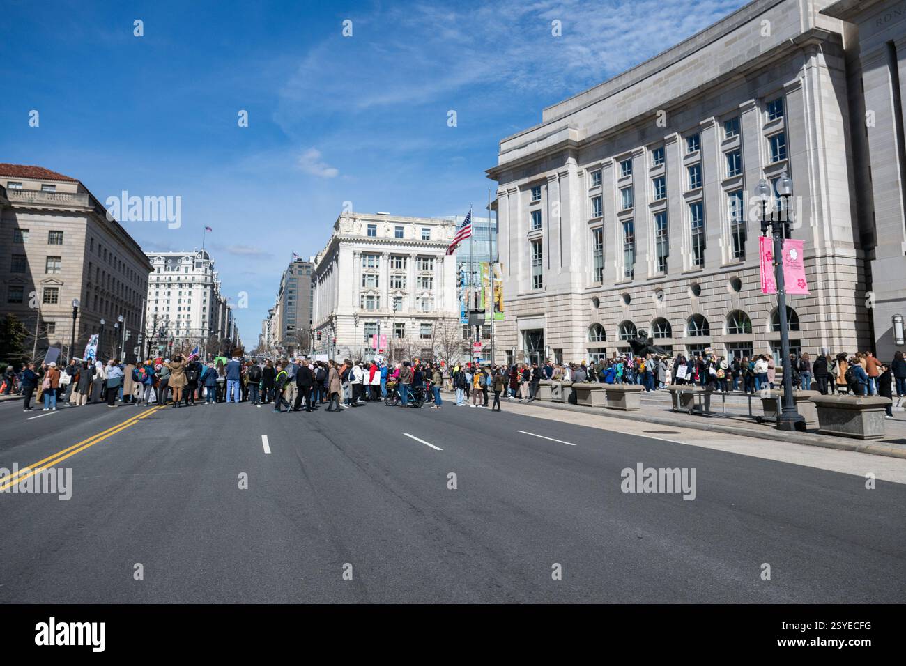 Washington, États-Unis. 28 février 2025. Les gens se tiennent dans la rue alors qu’ils se rassemblent en soutien devant les bureaux de l’USAID alors que le personnel licencié a eu des périodes de 15 minutes jeudi et vendredi pour vider leurs affaires et leurs bureaux à Washington, DC le vendredi 28 février 2025. La manifestation de rue a été coordonnée avec la police de Washington et a provoqué une fermeture de route organisée par les forces de l'ordre pendant une courte période. Photo de Annabelle Gordon/UPI crédit : UPI/Alamy Live News Banque D'Images