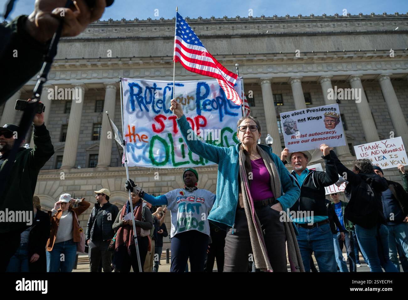 Washington, États-Unis. 28 février 2025. Les gens se tiennent dans la rue alors qu’ils se rassemblent en soutien devant les bureaux de l’USAID alors que le personnel licencié a eu des périodes de 15 minutes jeudi et vendredi pour vider leurs affaires et leurs bureaux à Washington, DC le vendredi 28 février 2025. La manifestation de rue a été coordonnée avec la police de Washington et a provoqué une fermeture de route organisée par les forces de l'ordre pendant une courte période. Photo de Annabelle Gordon/UPI crédit : UPI/Alamy Live News Banque D'Images