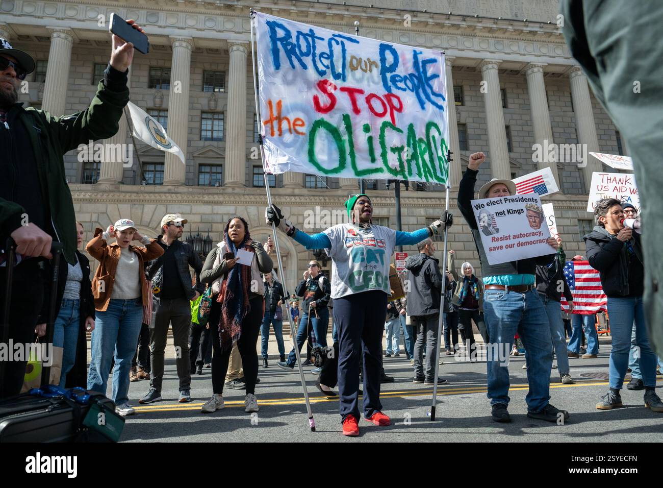 Washington, États-Unis. 28 février 2025. Les gens se tiennent dans la rue alors qu’ils se rassemblent en soutien devant les bureaux de l’USAID alors que le personnel licencié a eu des périodes de 15 minutes jeudi et vendredi pour vider leurs affaires et leurs bureaux à Washington, DC le vendredi 28 février 2025. La manifestation de rue a été coordonnée avec la police de Washington et a provoqué une fermeture de route organisée par les forces de l'ordre pendant une courte période. Photo de Annabelle Gordon/UPI crédit : UPI/Alamy Live News Banque D'Images