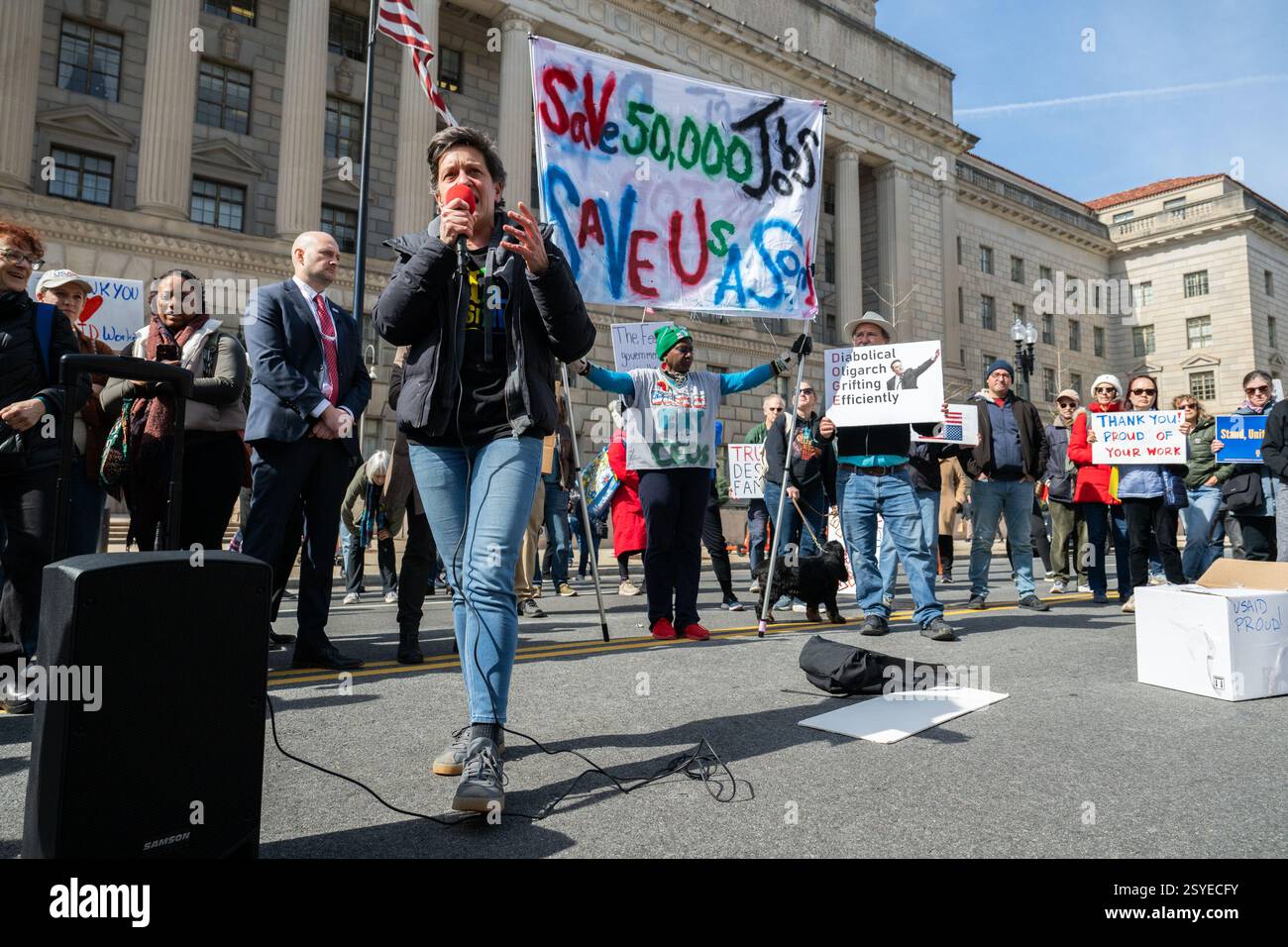 Washington, États-Unis. 28 février 2025. Les gens se tiennent dans la rue alors qu’ils se rassemblent en soutien devant les bureaux de l’USAID alors que le personnel licencié a eu des périodes de 15 minutes jeudi et vendredi pour vider leurs affaires et leurs bureaux à Washington, DC le vendredi 28 février 2025. La manifestation de rue a été coordonnée avec la police de Washington et a provoqué une fermeture de route organisée par les forces de l'ordre pendant une courte période. Photo de Annabelle Gordon/UPI crédit : UPI/Alamy Live News Banque D'Images