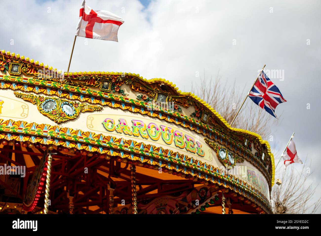 Carrousel signe avec drapeaux britanniques et anglais lors d'une foire traditionnelle Banque D'Images
