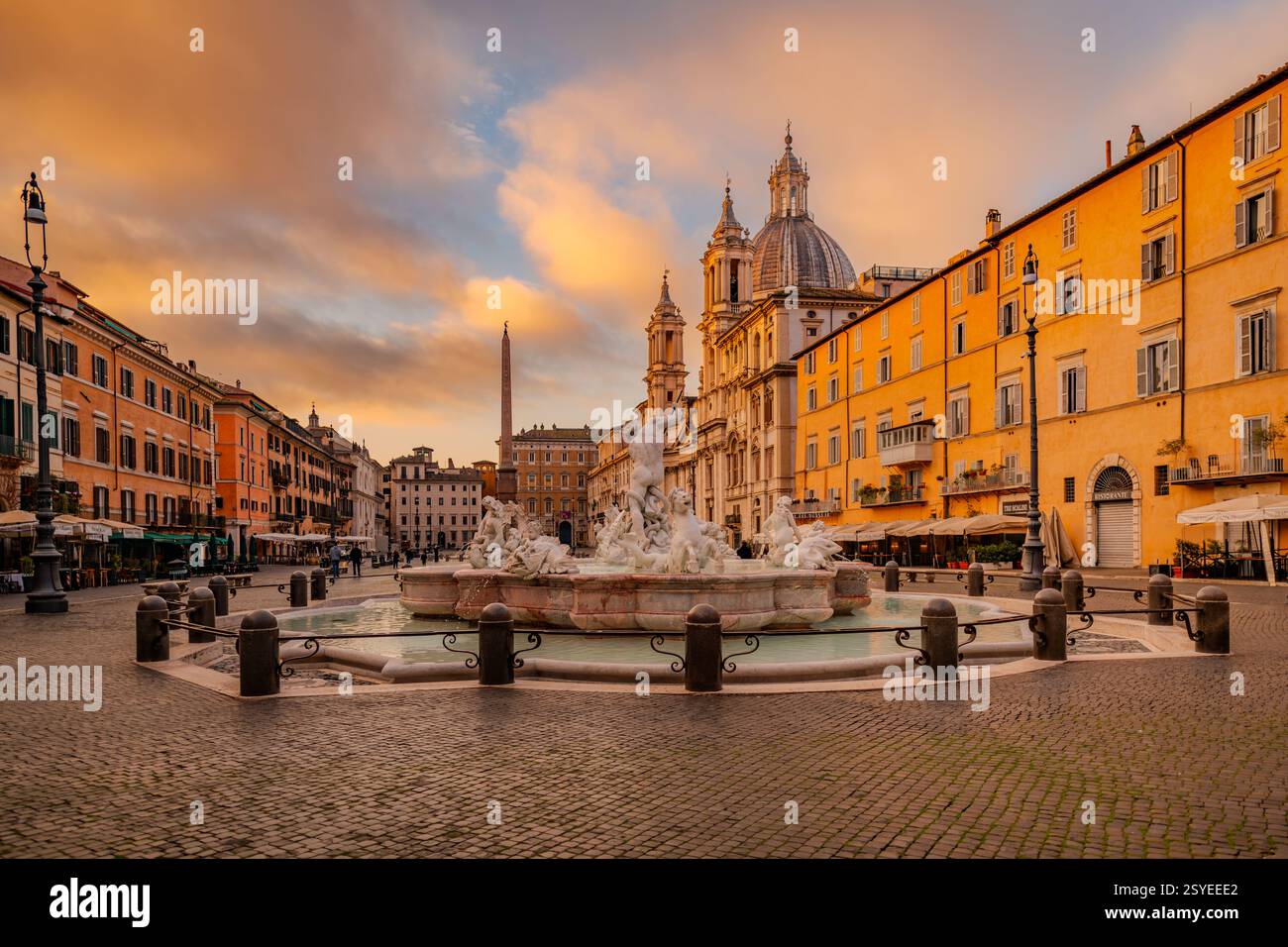 Golden Hour à Piazza Navona. Le charme de Rome brille à travers son art, ses fontaines et son histoire. Une beauté intemporelle ! Banque D'Images