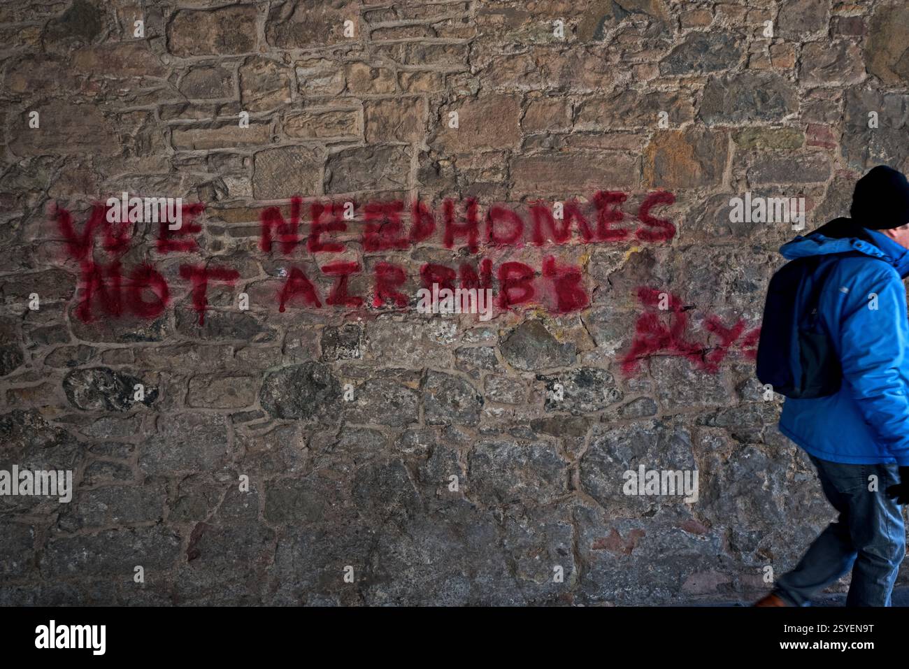 Anti Air BnB graffiti sur un mur dans le Canongate, Édimbourg, Écosse, Royaume-Uni. Banque D'Images