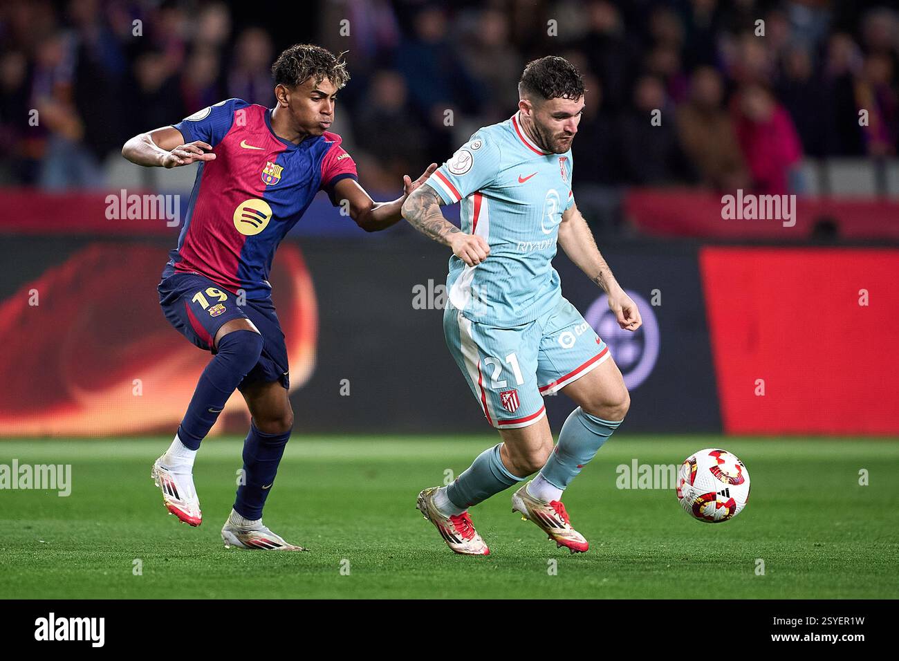 BARCELONE, ESPAGNE - FÉVRIER 25 : Lamine Yamal du FC Barcelone concourt pour le ballon avec Javi Galan de l'Atletico de Madrid lors de la Copa del Rey Banque D'Images