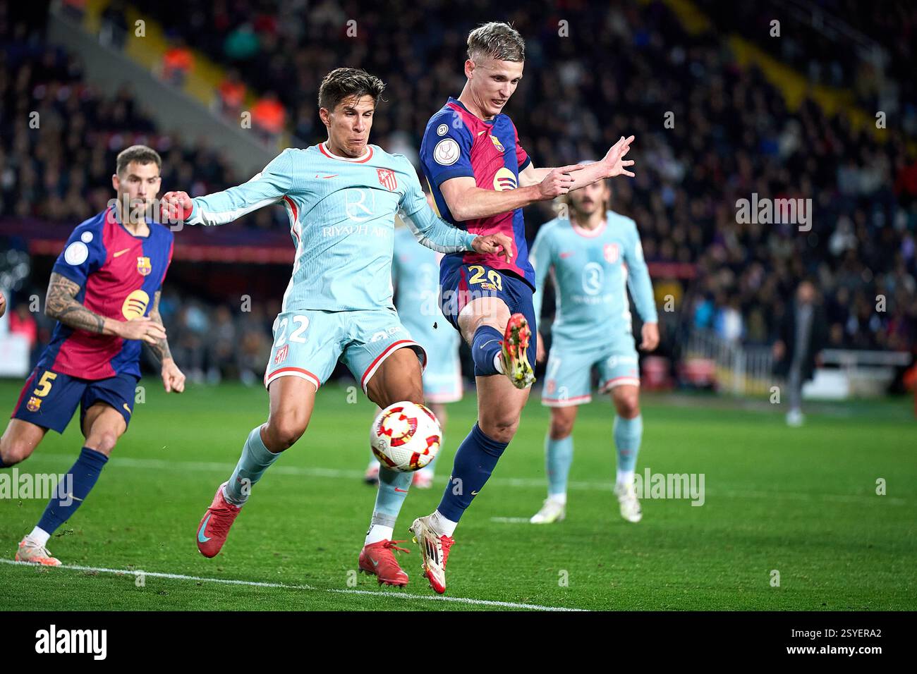 BARCELONE, ESPAGNE - FÉVRIER 25 : Giuliano Simeone de l'Atletico de Madrid concourt pour le ballon avec Dani Olmo du FC Barcelone lors de la Copa del Rey se Banque D'Images