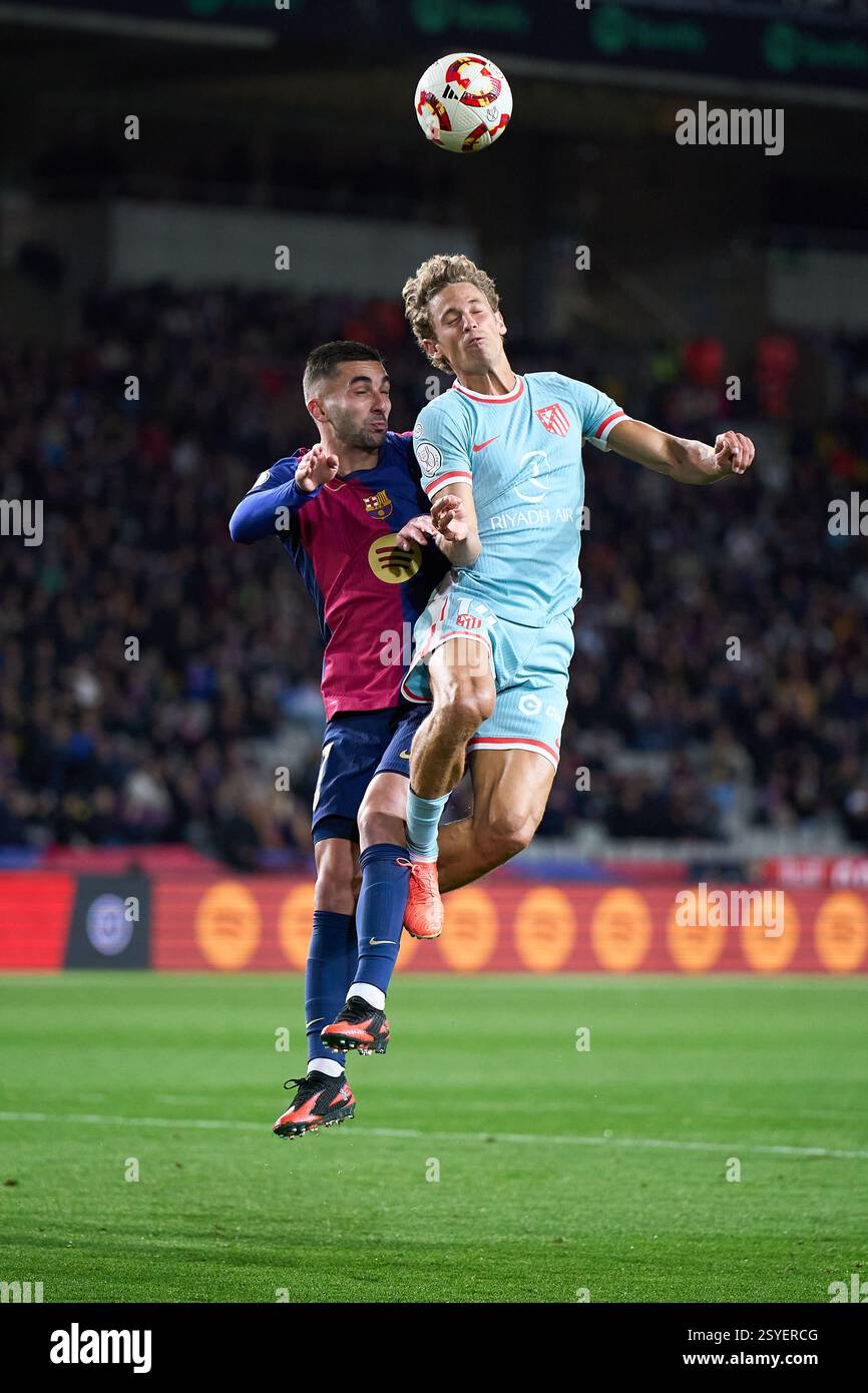 BARCELONE, ESPAGNE - FÉVRIER 25 : Ferran Torres du FC Barcelone concourt pour le ballon avec Marcos Llorente de l'Atletico de Madrid lors de la Copa del Rey Banque D'Images