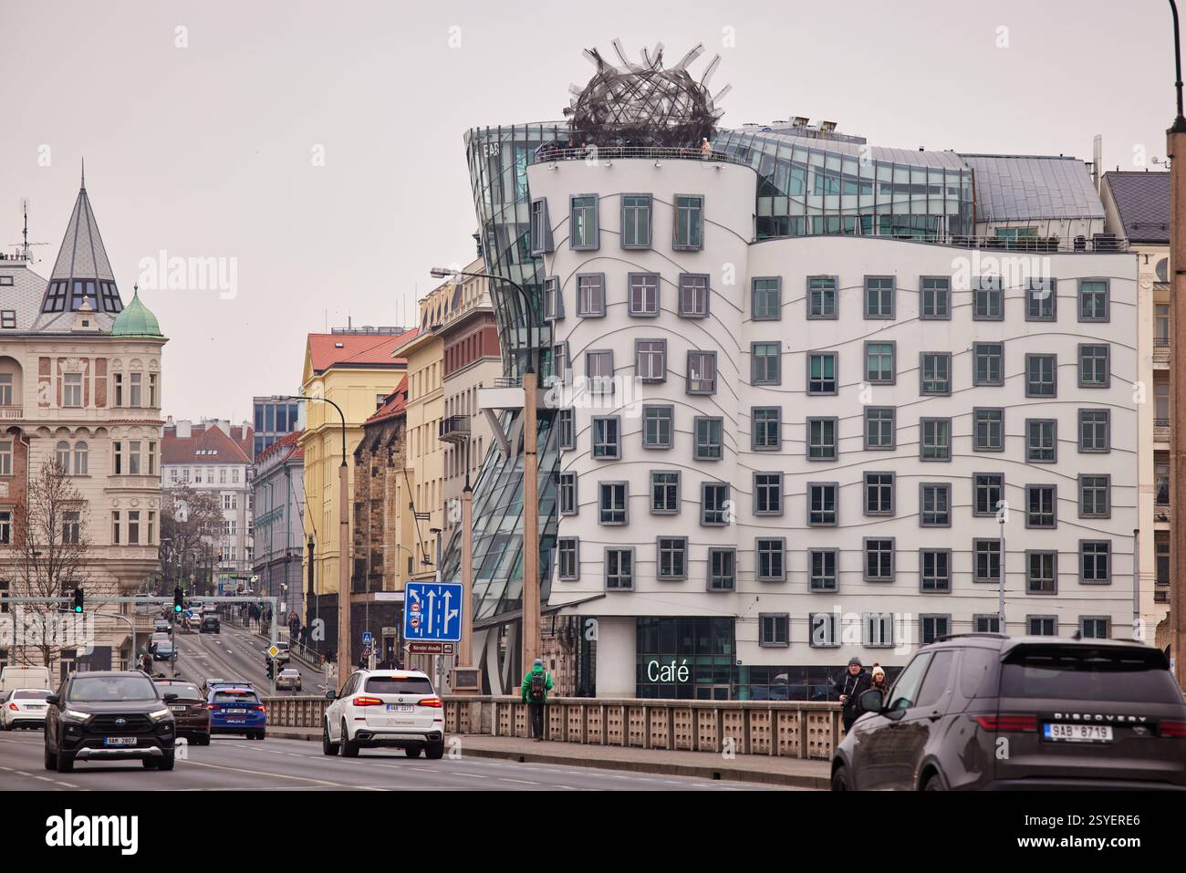 Prague, capitale de la République tchèque, Dancing House incurvant un immeuble de bureaux moderne de l'architecte Frank Gehry, avec restaurant au dernier étage offrant une vue sur la ville Banque D'Images