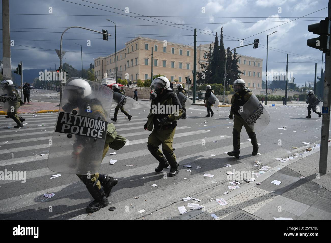 Athènes, Grèce, 28 février 2025. Affrontement massif de la police anti-émeute avec des manifestants devant le Parlement en marge du rassemblement. Les Grecs célèbrent l'anniversaire de l'accident de train Tempi avec une grève et des manifestations de masse. Deux ans après la collision frontale de deux trains qui a tué 57 personnes, les Grecs demandent toujours justice pour les victimes de l'accident. Crédit : Dimitris Aspiotis/Alamy Live News Banque D'Images