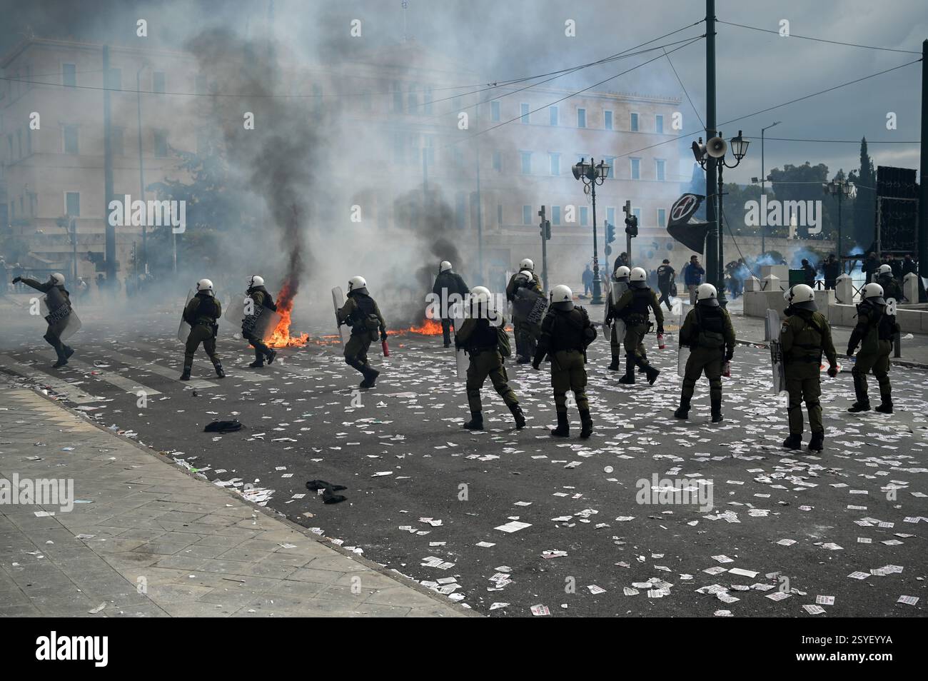 Athènes, Grèce, 28 février 2025. Des policiers anti-émeutes affrontent des manifestants au milieu des flammes, de la fumée et des gaz lacrymogènes devant le Parlement en marge du rassemblement. Les Grecs célèbrent l'anniversaire de l'accident de train Tempi avec une grève et des manifestations de masse. Deux ans après la collision frontale de deux trains qui a tué 57 personnes, les Grecs demandent toujours justice pour les victimes de l'accident. Crédit : Dimitris Aspiotis/Alamy Live News Banque D'Images