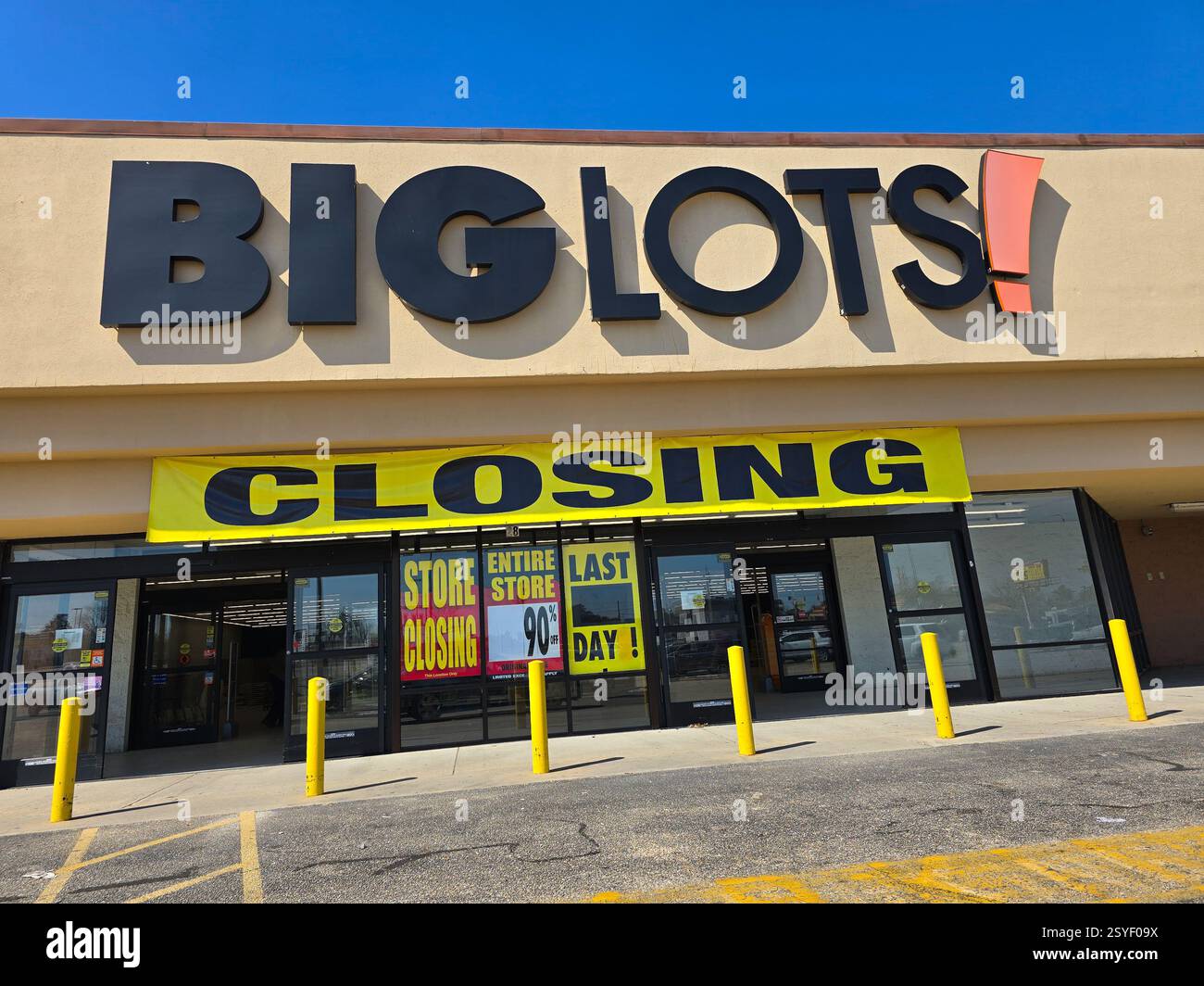 Whiteville, NC - 28 février 2025 : un magasin Big lots, avec un panneau de fermeture accroché sur le devant, se préparant à faire faillite. Banque D'Images