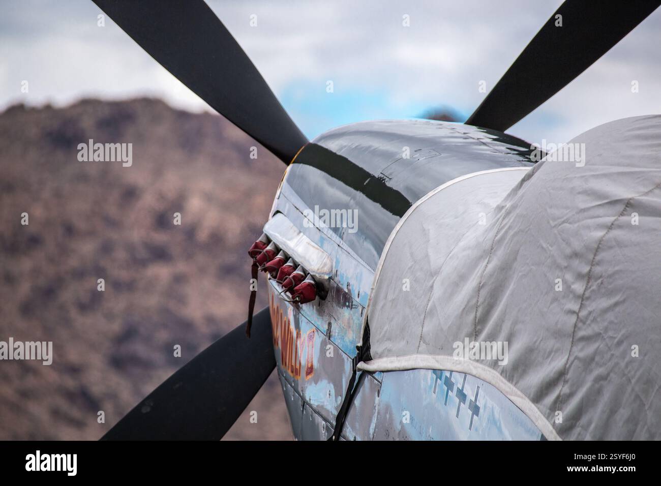 Une bâche recouvre le cockpit d'une Mustang P51 vintage de la seconde Guerre mondiale. Banque D'Images