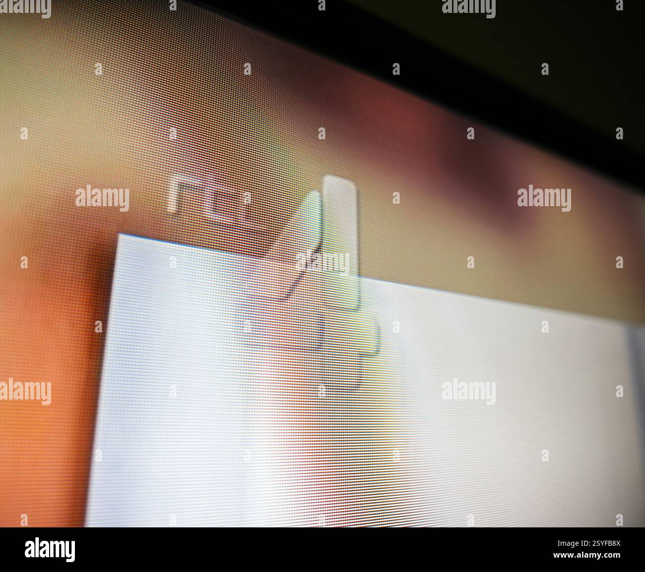 Haarlem, pays-Bas - 28 août 2019 : gros plan d'un écran de télévision affichant le logo RTL 4 avec un arrière-plan flou avec la texture de l'écran et Banque D'Images