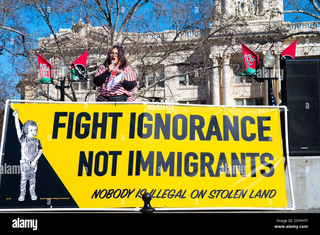 Ruth Ibarra, organisatrice de Nor-Cal Resist, s'exprime sur la scène devant l'hôtel de ville lors de la manifestation pro-immigrant dans le centre-ville du parc Cesar Chavez. Banque D'Images
