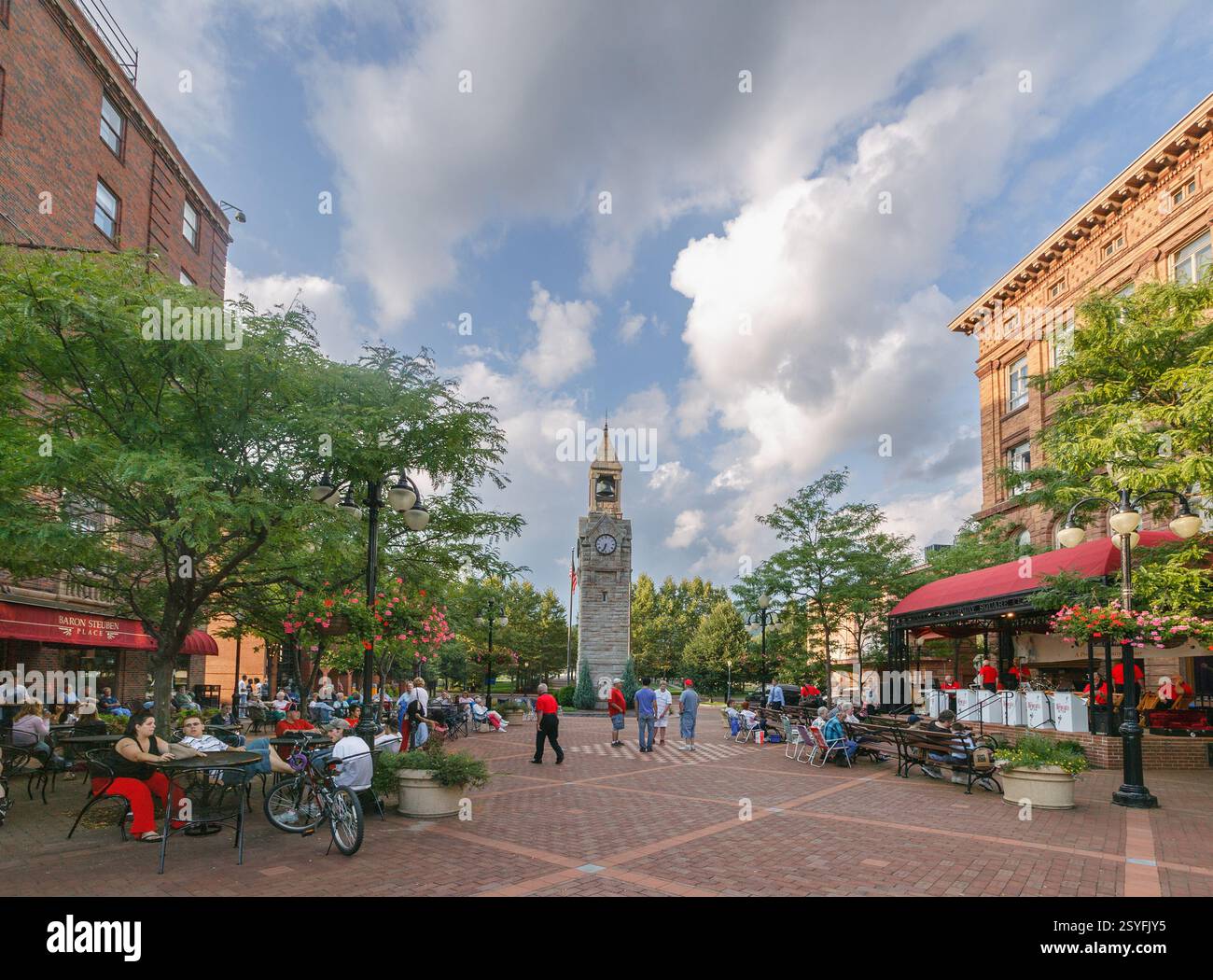 Un groupe joue un concert gratuit par The Clock Tower à Centerway Square, Gaffer District, Corning, New York State, Steuben County, région de Finger Lakes. Banque D'Images