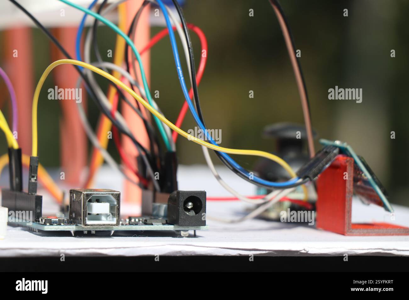 Vue d'une carte de développement de prototype électronique qui utilise des câbles volants pour établir des connexions entre les composants Banque D'Images