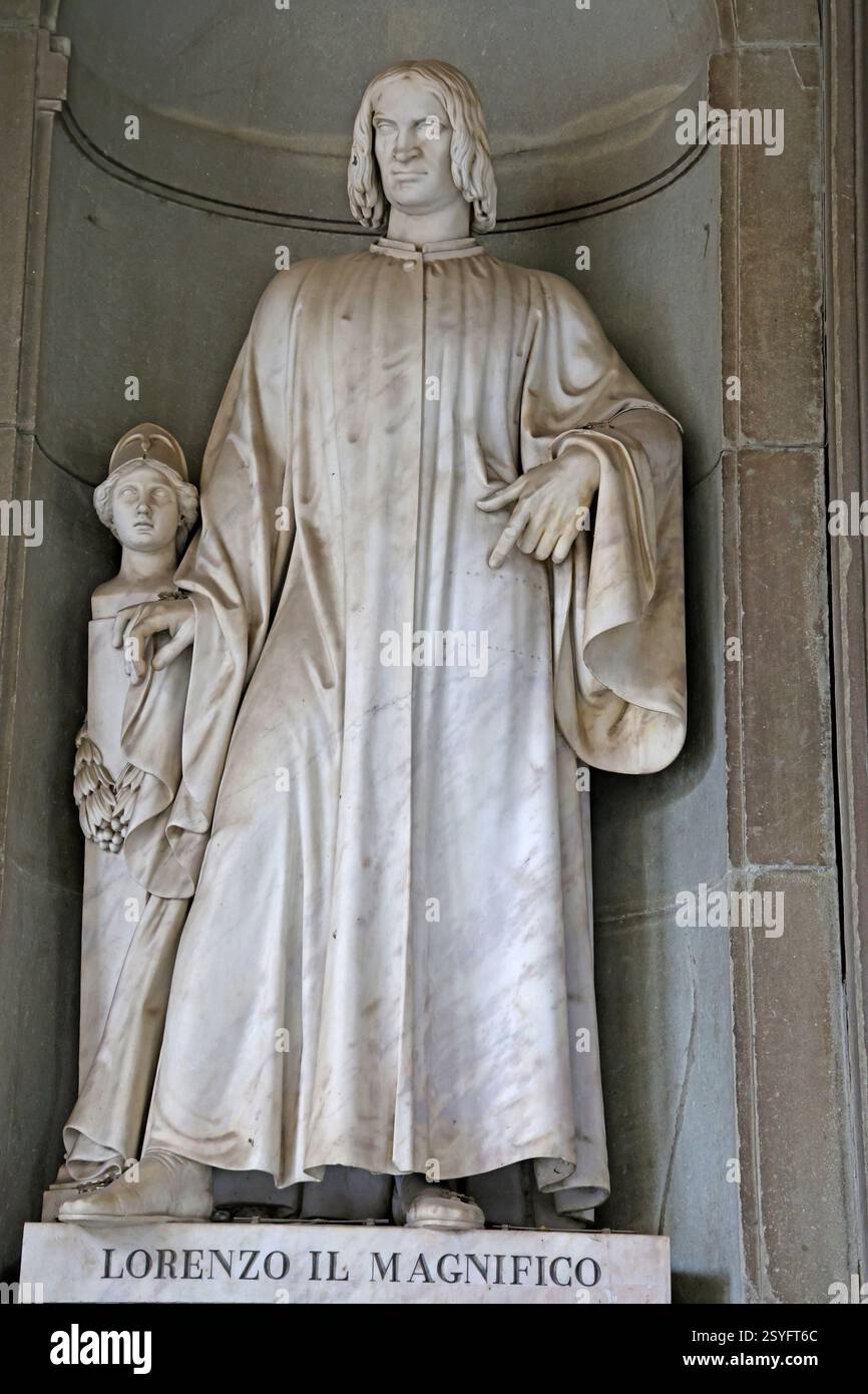 Statue de Lorenzo le magnifique Médicis devant la Galerie des Offices à Florence Italie Banque D'Images