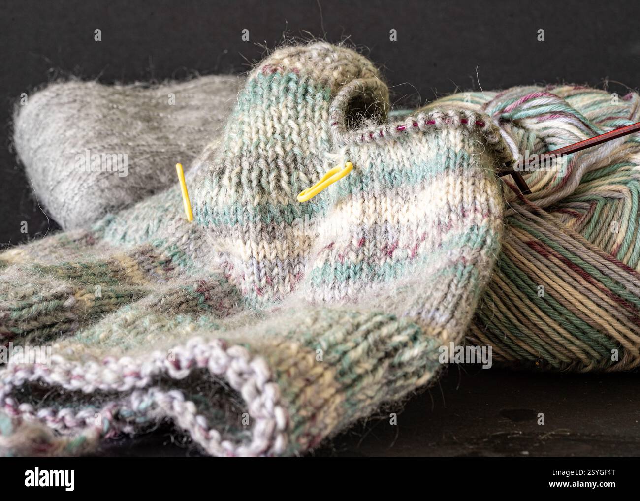 chaussettes tricotées en fil de laine, concept artisanal, texture tricotée Banque D'Images