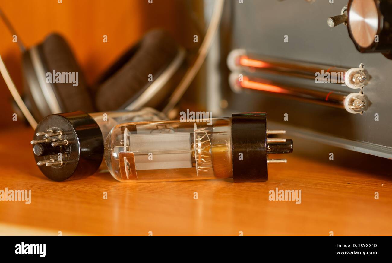 Gros plan du tube radio, écouteurs et témoin lumineux en arrière-plan Banque D'Images