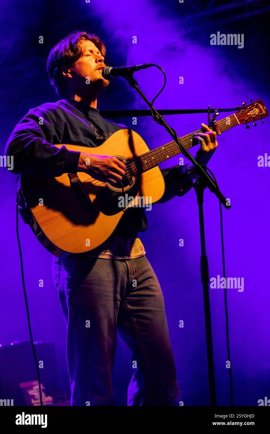 Milan Italie. 27 février 2025. L'auteur-compositeur-interprète américain ALEX LAMBERT se produit en direct au Circolo Magnolia ouvrant le spectacle de Lawrence. Banque D'Images