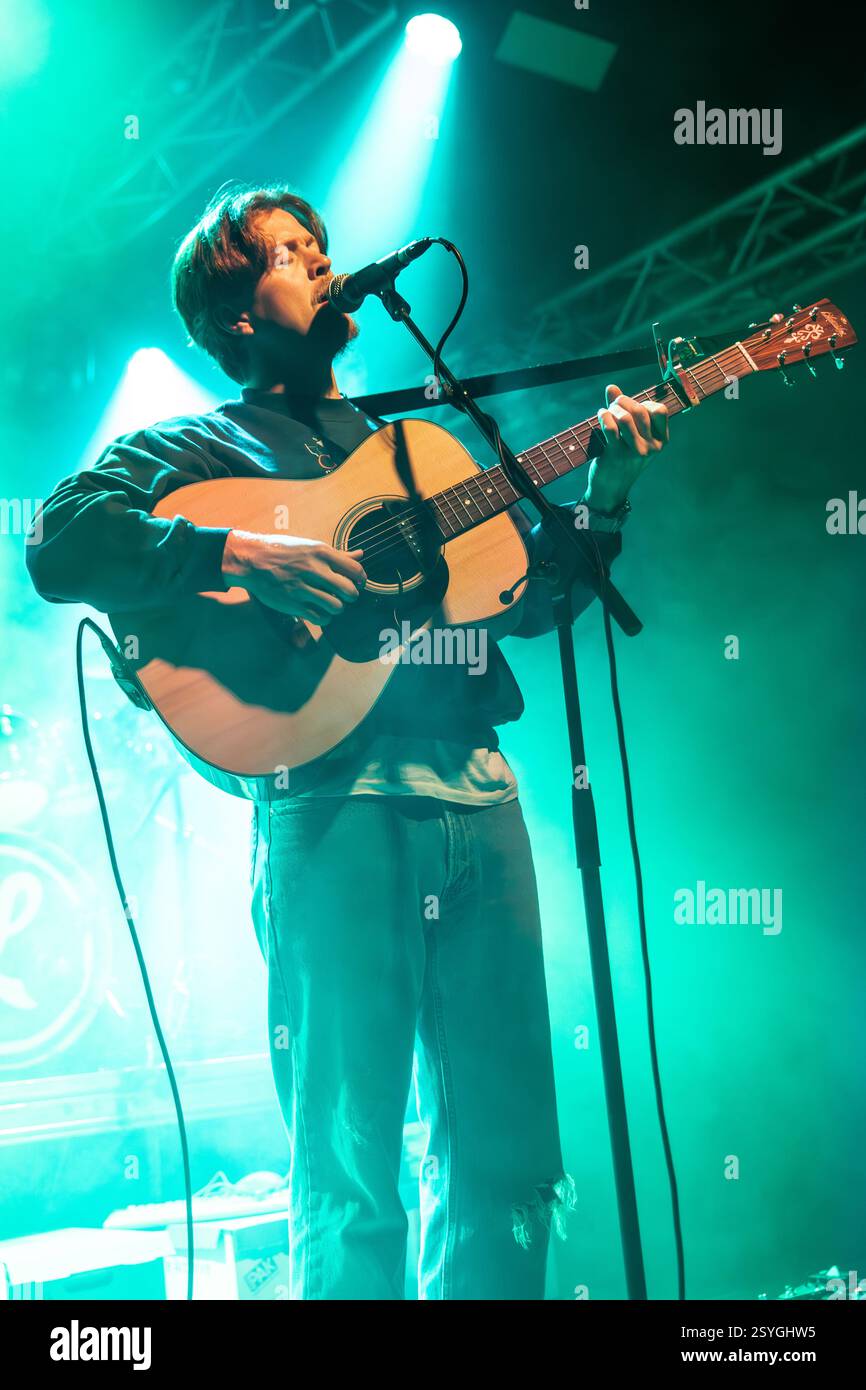 Milan Italie. 27 février 2025. L'auteur-compositeur-interprète américain ALEX LAMBERT se produit en direct au Circolo Magnolia ouvrant le spectacle de Lawrence. Banque D'Images