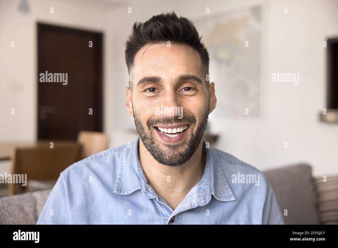 Portrait de tête photographié d'un bel homme hispanique regardant la caméra Banque D'Images