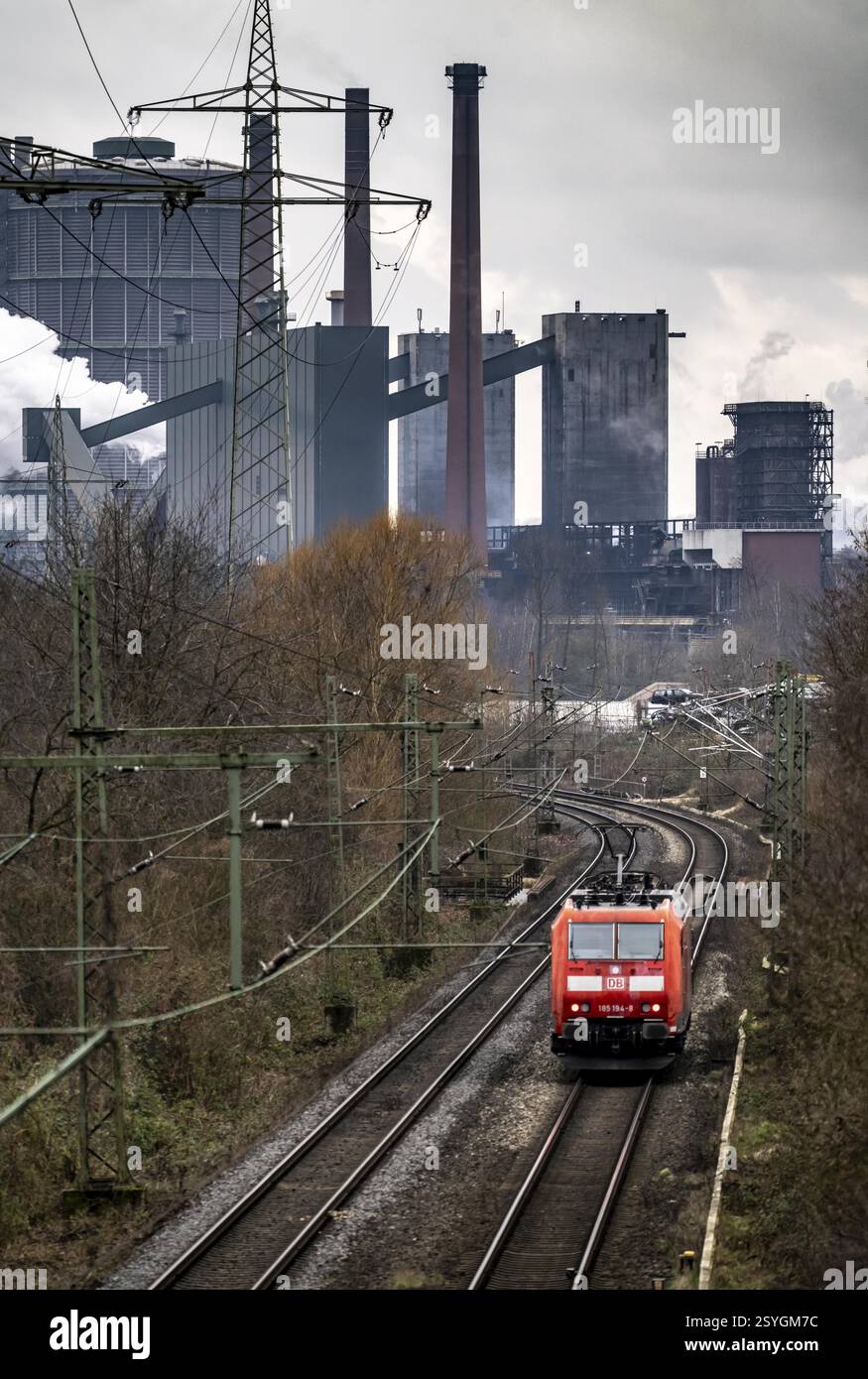 Cokerie Prosper, exploitée par le groupe sidérurgique ArcelorMittal, 146 fours à coke avec une production quotidienne de 5500 tonnes de coke, nuage extincteur, chemin de fer Banque D'Images