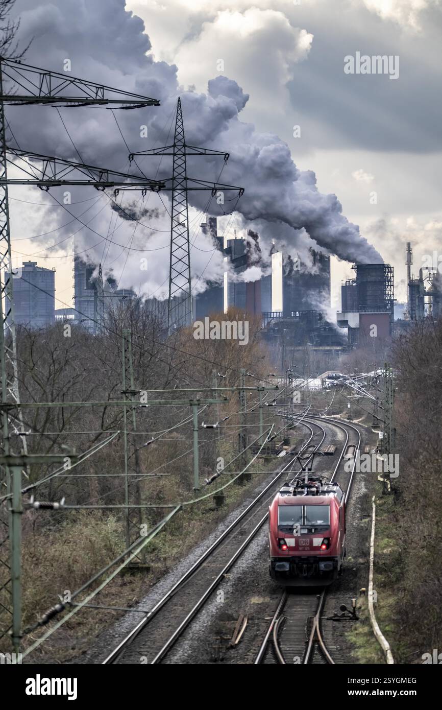 Cokerie Prosper, exploitée par le groupe sidérurgique ArcelorMittal, 146 fours à coke avec une production quotidienne de 5500 tonnes de coke, nuage extincteur, chemin de fer Banque D'Images