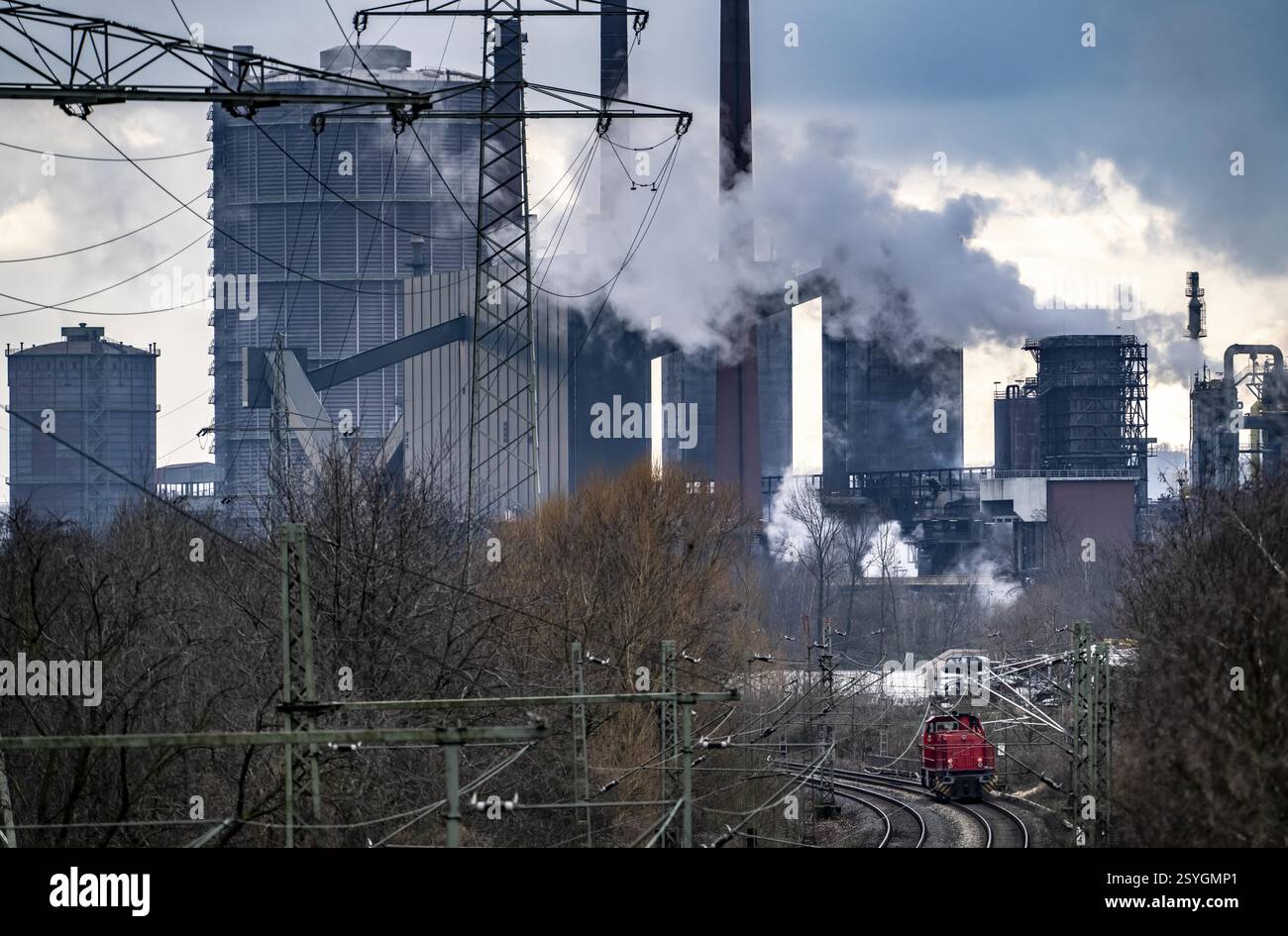 Cokerie Prosper, exploitée par le groupe sidérurgique ArcelorMittal, 146 fours à coke avec une production quotidienne de 5500 tonnes de coke, nuage extincteur, chemin de fer Banque D'Images