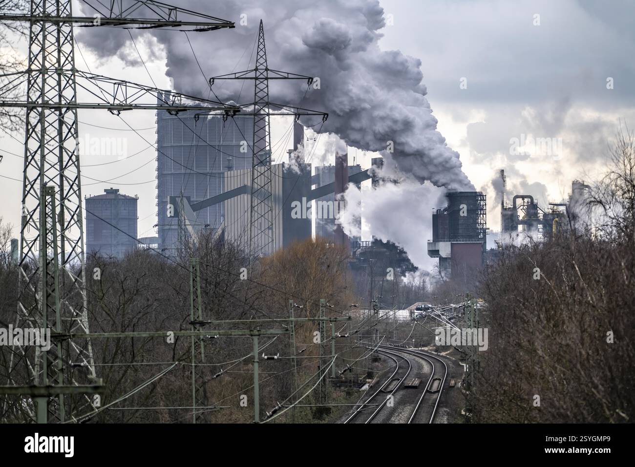 Cokerie Prosper, exploitée par le groupe sidérurgique ArcelorMittal, 146 fours à coke avec une production quotidienne de 5500 tonnes de coke, nuage extincteur, chemin de fer Banque D'Images