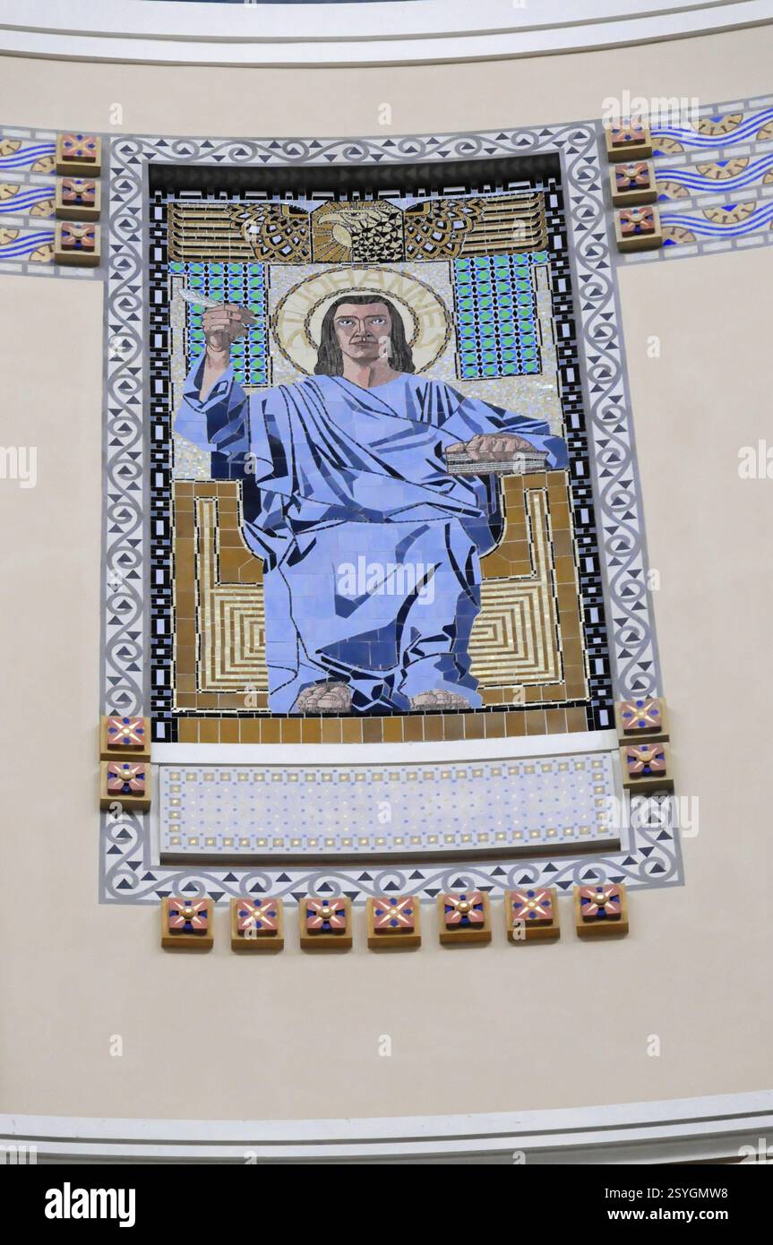 Mosaïque religieuse d'un homme en robe bleue dans un cadre orné, Vienne, Autriche, Europe Banque D'Images