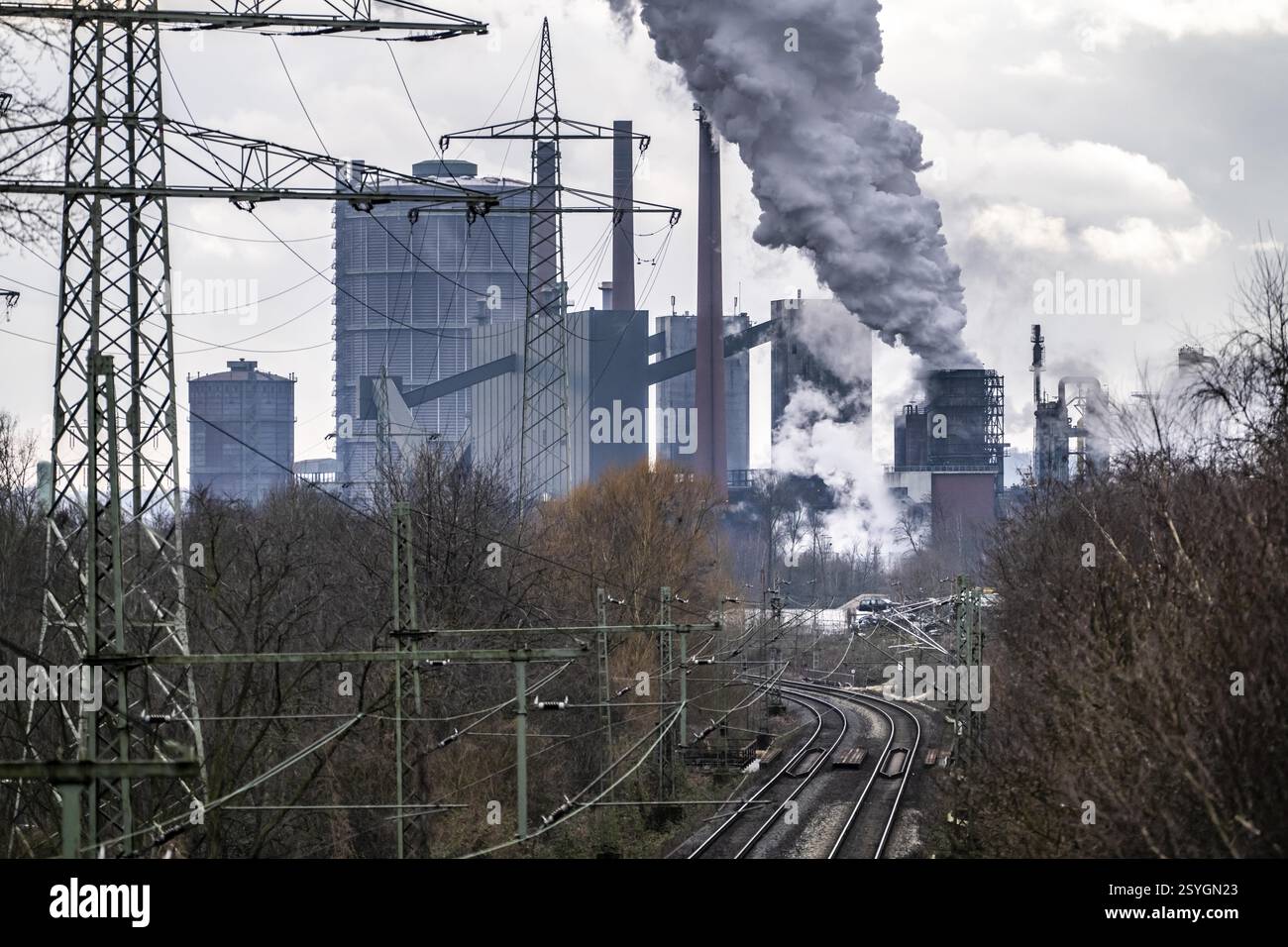 Cokerie Prosper, exploitée par le groupe sidérurgique ArcelorMittal, 146 fours à coke avec une production quotidienne de 5500 tonnes de coke, nuage extincteur, chemin de fer Banque D'Images