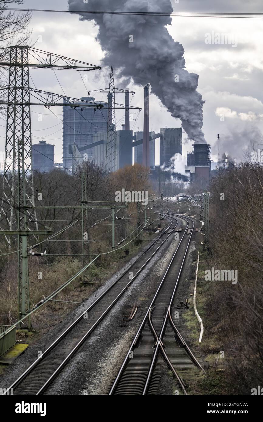 Cokerie Prosper, exploitée par le groupe sidérurgique ArcelorMittal, 146 fours à coke avec une production quotidienne de 5500 tonnes de coke, nuage extincteur, chemin de fer Banque D'Images