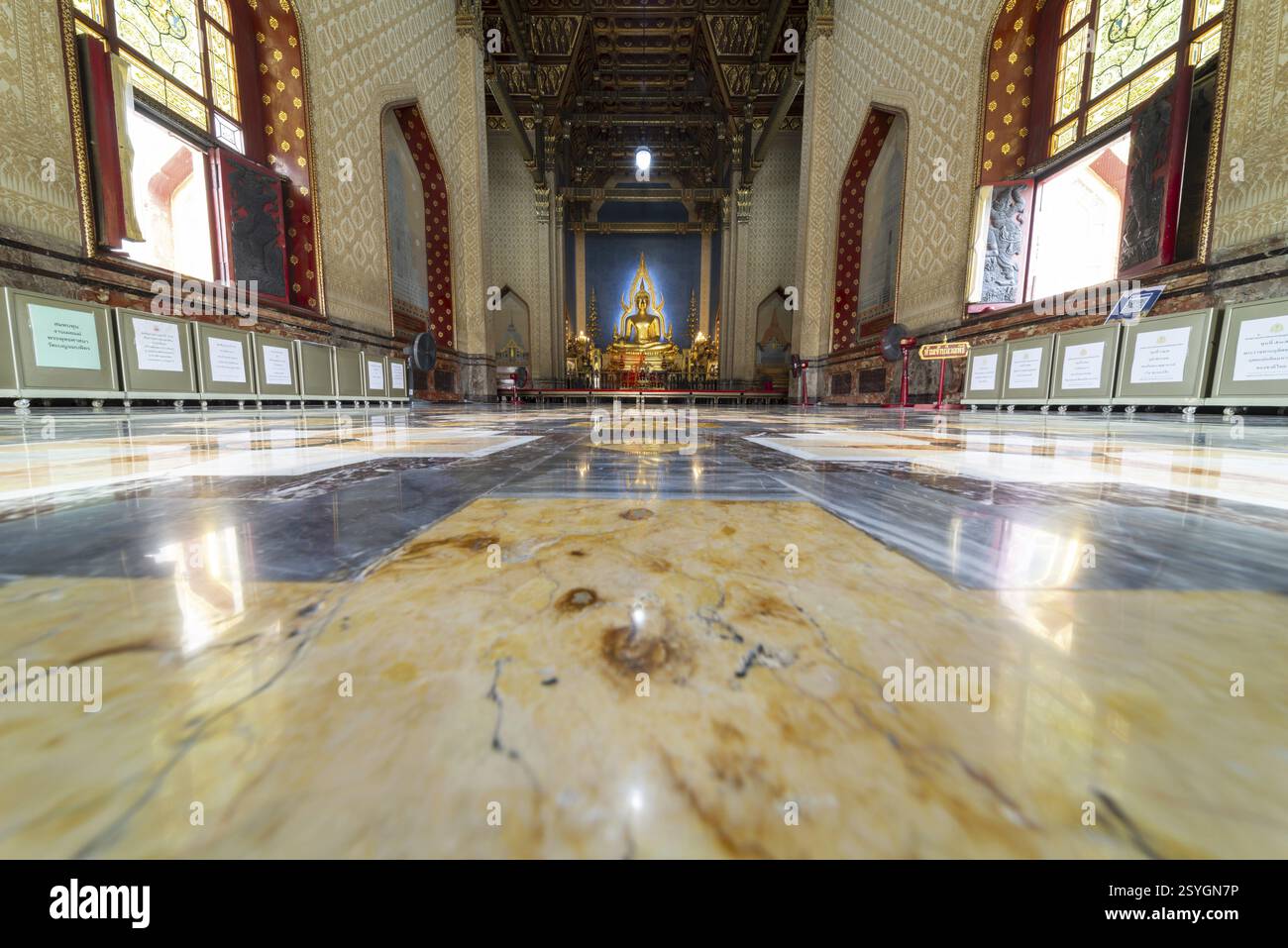 Statue de Bouddha doré, Bhumispara-mudra, Bouddha Gautama au moment de l'illumination, dans le temple de marbre, Wat Benchamabophit, Bangkok, Thaïlande, AS Banque D'Images
