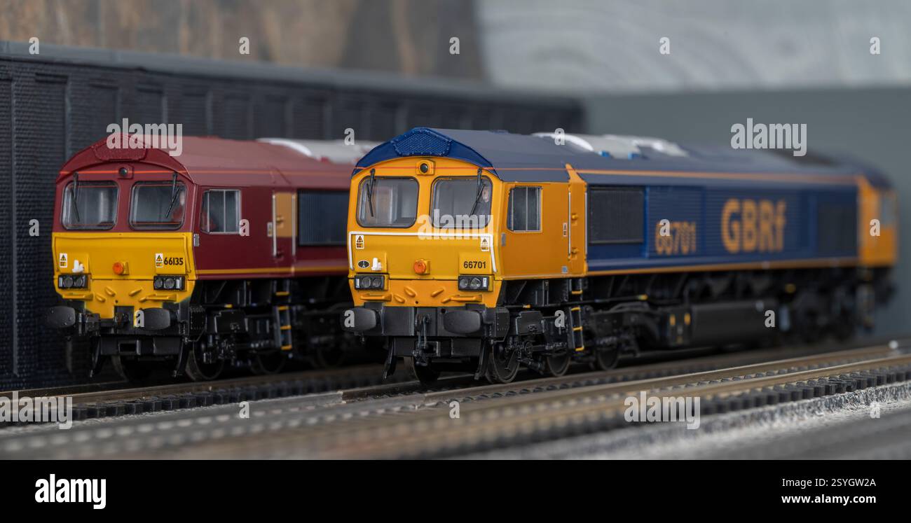 Modèles de locomotives diesel de classe 66, livrées EWS et GBRf Banque D'Images