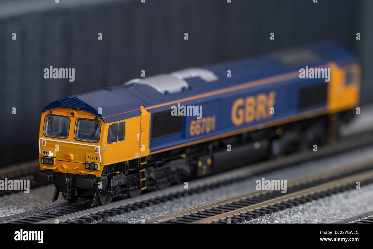 Locomotive diesel de classe 66 livrée GBRf, modèle à l'échelle de calibre 00 Banque D'Images