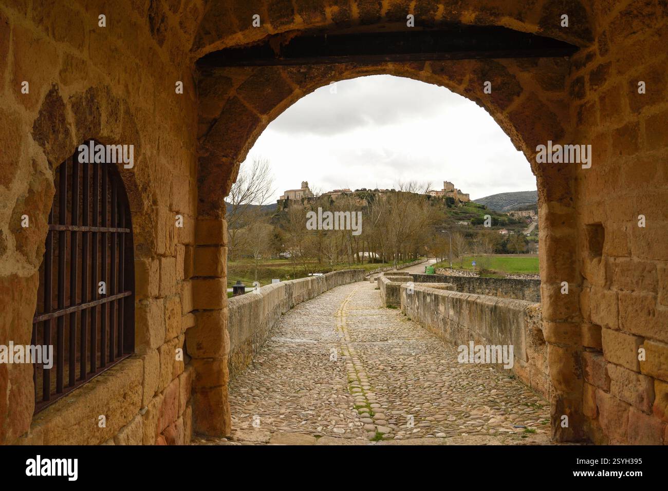 Porte et arche du pont médiéval de Frias Banque D'Images