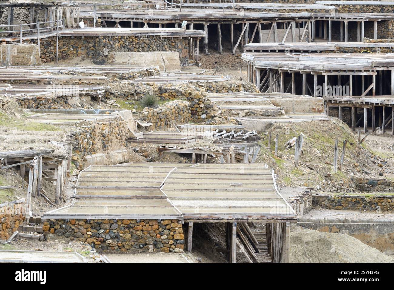 Détail de l'extraction du sel dans les mines de sel de Añana Banque D'Images