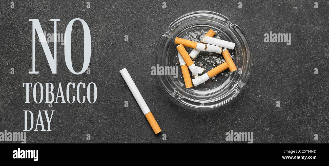 Cendrier avec des cigarettes sur fond sombre. Bannière pour la Journée mondiale sans tabac Banque D'Images