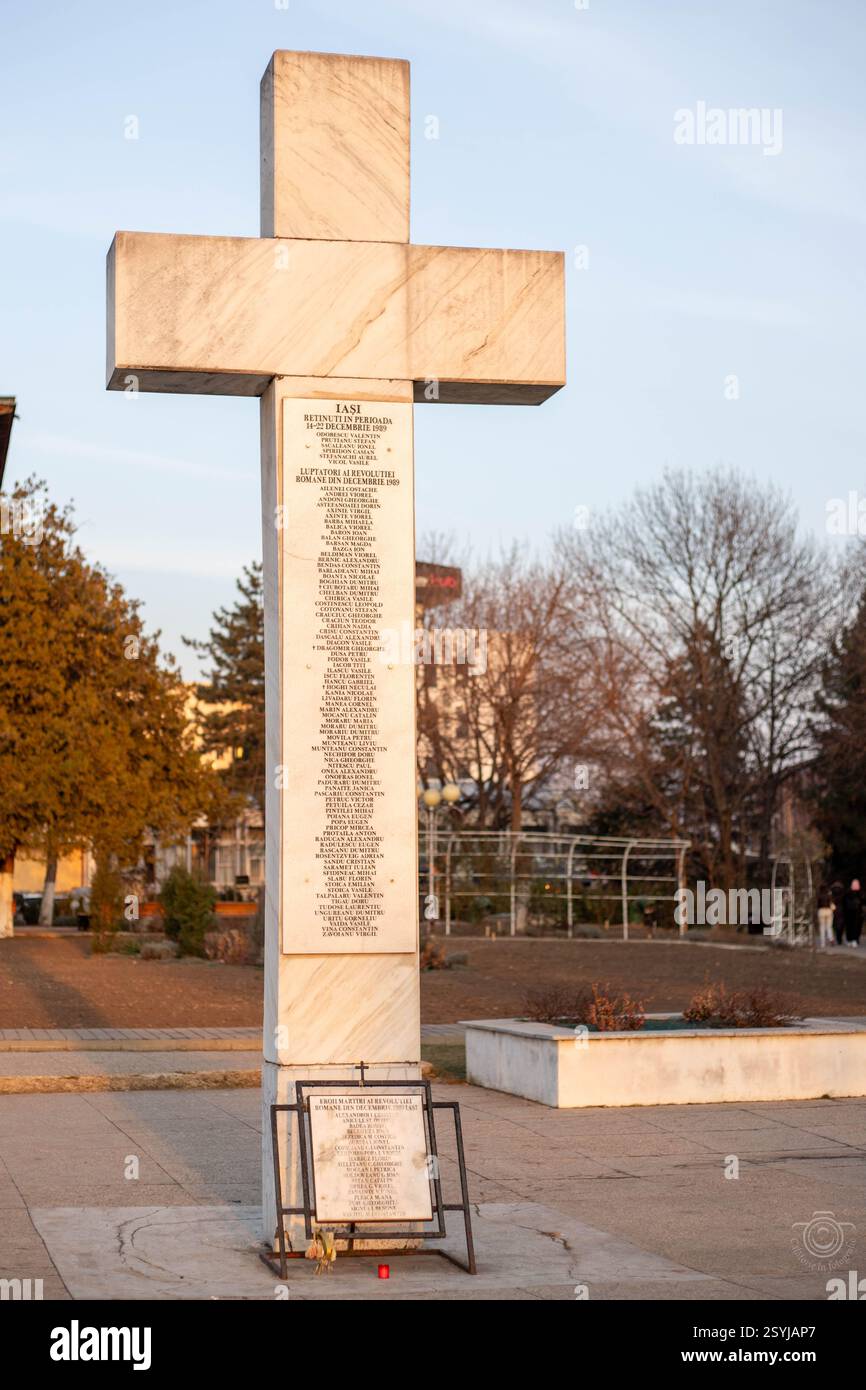 La croix des héros de la révolution de 1989 à Iasi, devant l'église Saint-Nicolas, près du Palais de la culture, en marbre Banque D'Images