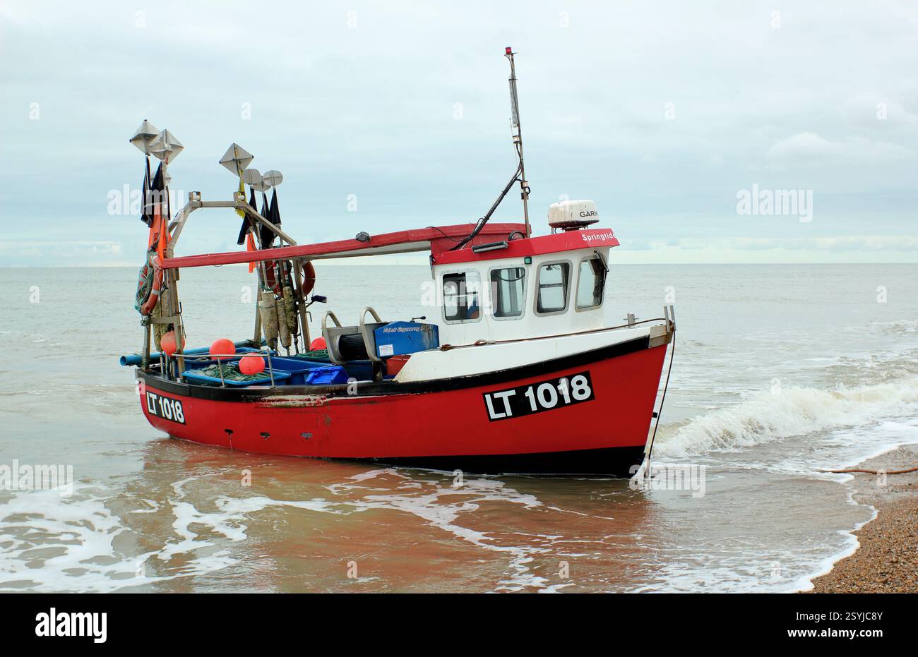 Aldeburgh, Suffolk. Un bateau de pêche débarquant une prise sur la plage d'Aldeburgh, Suffolk, Royaume-Uni Banque D'Images