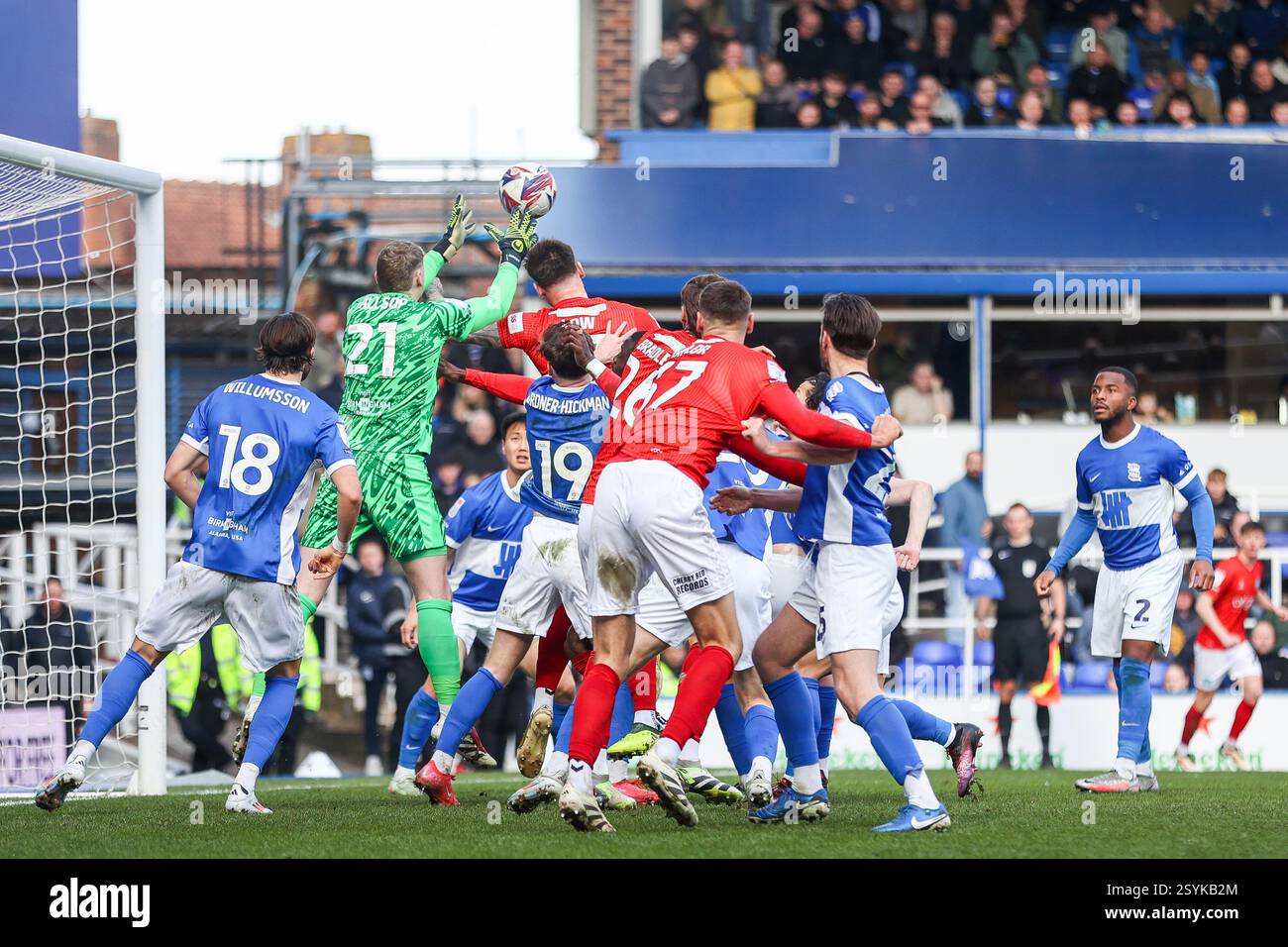 Birmingham le samedi 1er mars 2025. #21, le gardien Ryan Allsop de Birmingham City se lève pour récupérer le ballon de la tête du #17, Joe Low de Wycombe Wanderers lors du match de Sky Bet League 1 entre Birmingham City et Wycombe Wanderers à St Andrews @ Knighthead Park, Birmingham le samedi 1er mars 2025. (Photo : Stuart Leggett | mi News) crédit : MI News & Sport /Alamy Live News Banque D'Images