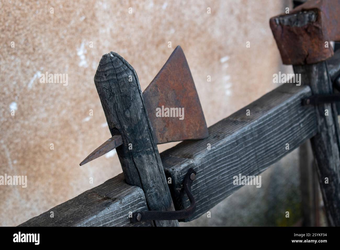 Aged axe : détail de clôture rustique Banque D'Images